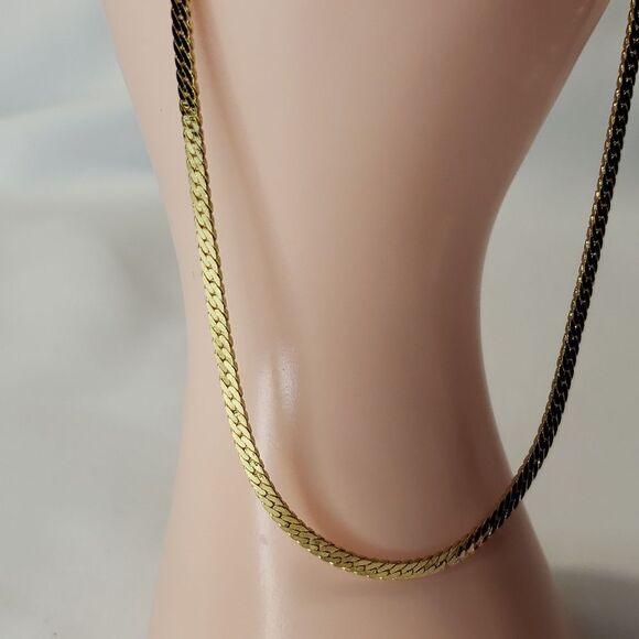 Gold Herringbone necklace with Pearloval shaped earrings